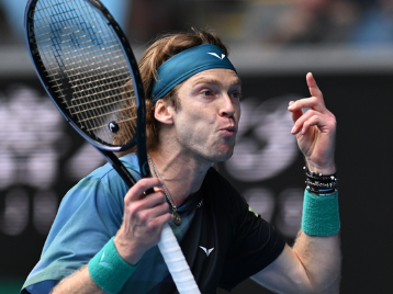 早说过詹姆斯适合打中锋，詹姆斯补篮绝杀，东契奇紧急撤回摊手